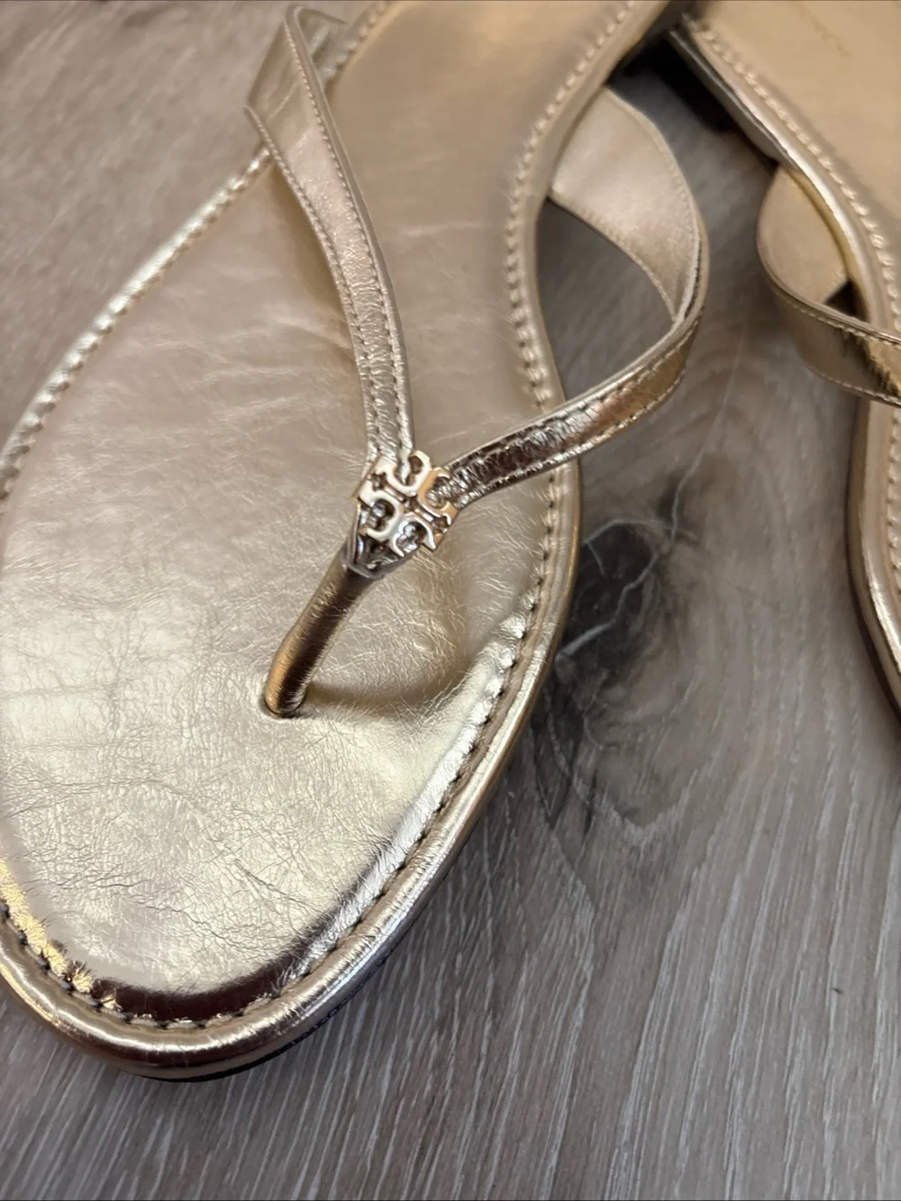 NWOB  $178 Tory Burch Classic Flip Flop Sparkle Gold Sz 10 Logo